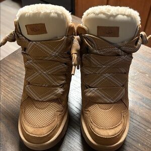 UGG Women’s Lomel Sneaker in Sand Size 8